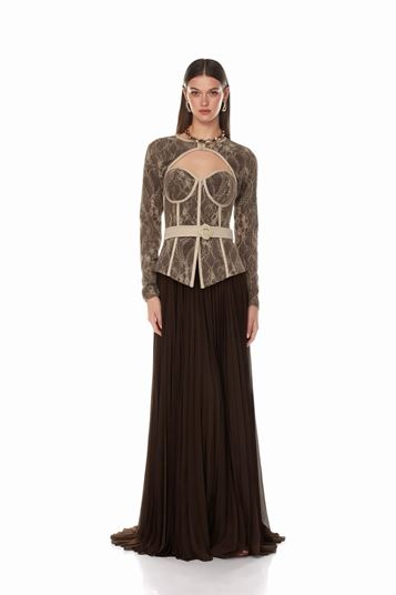 Abito da sera in pizzo marrone beige con cintura